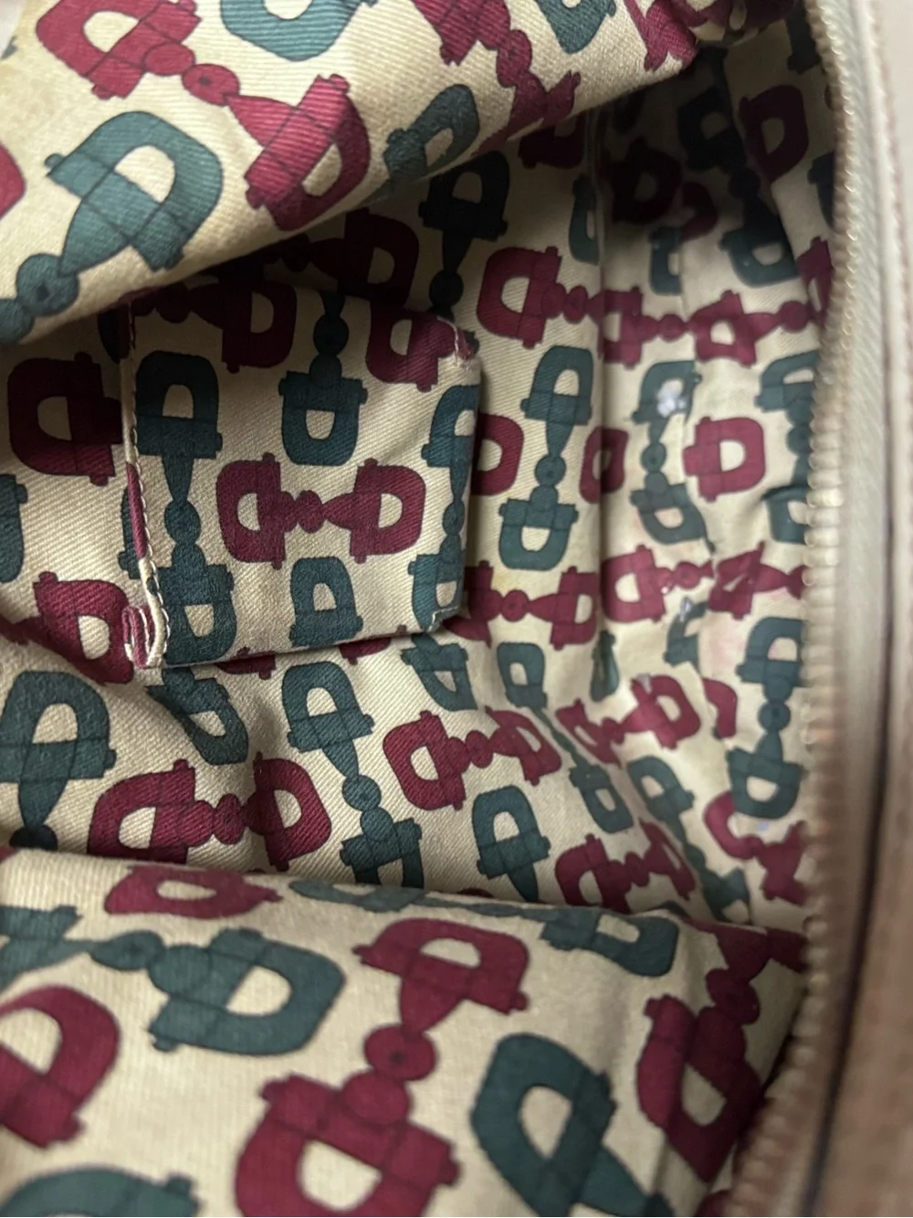 N/A worn gucci
